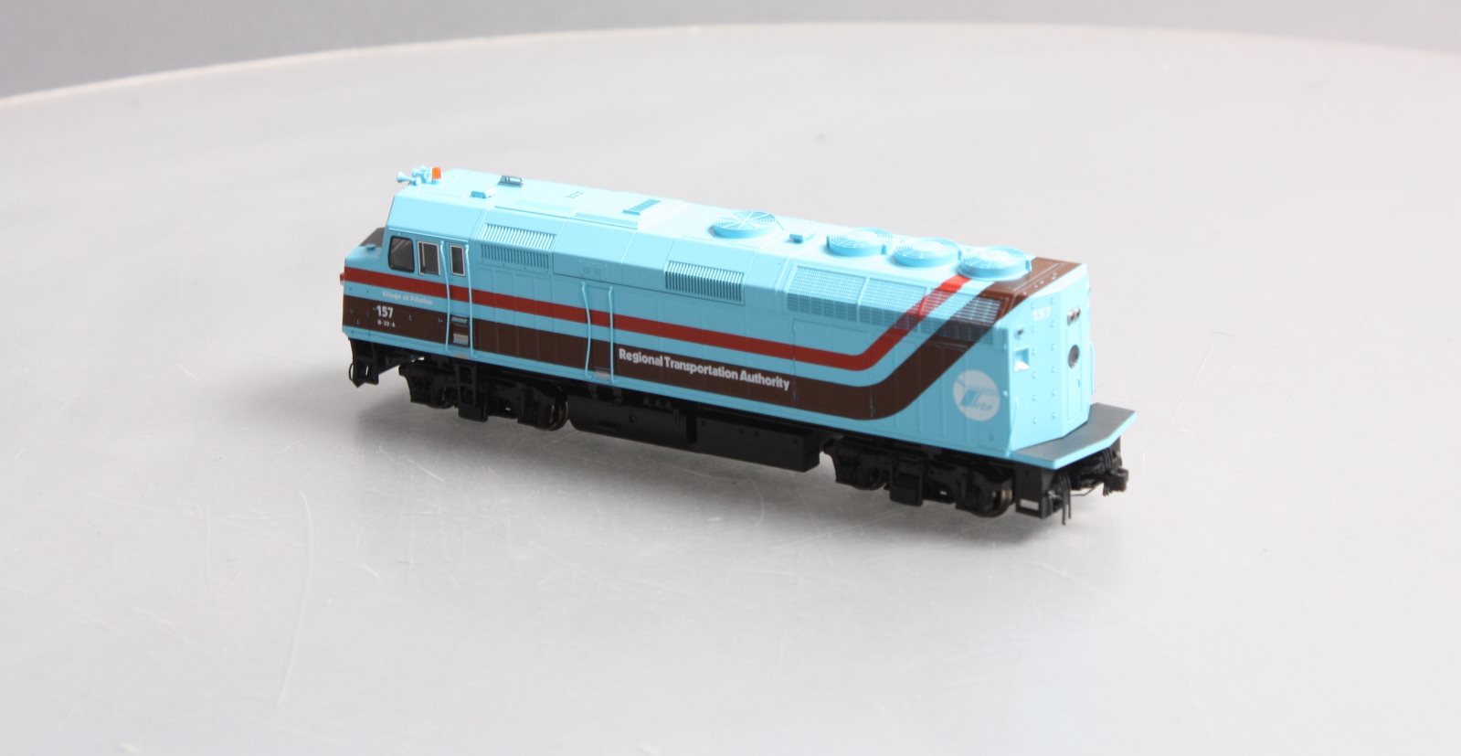 Kato 37-6562 HO Chicago RTA EMD F40PH Diesel Locomotive #157 – Trainz
