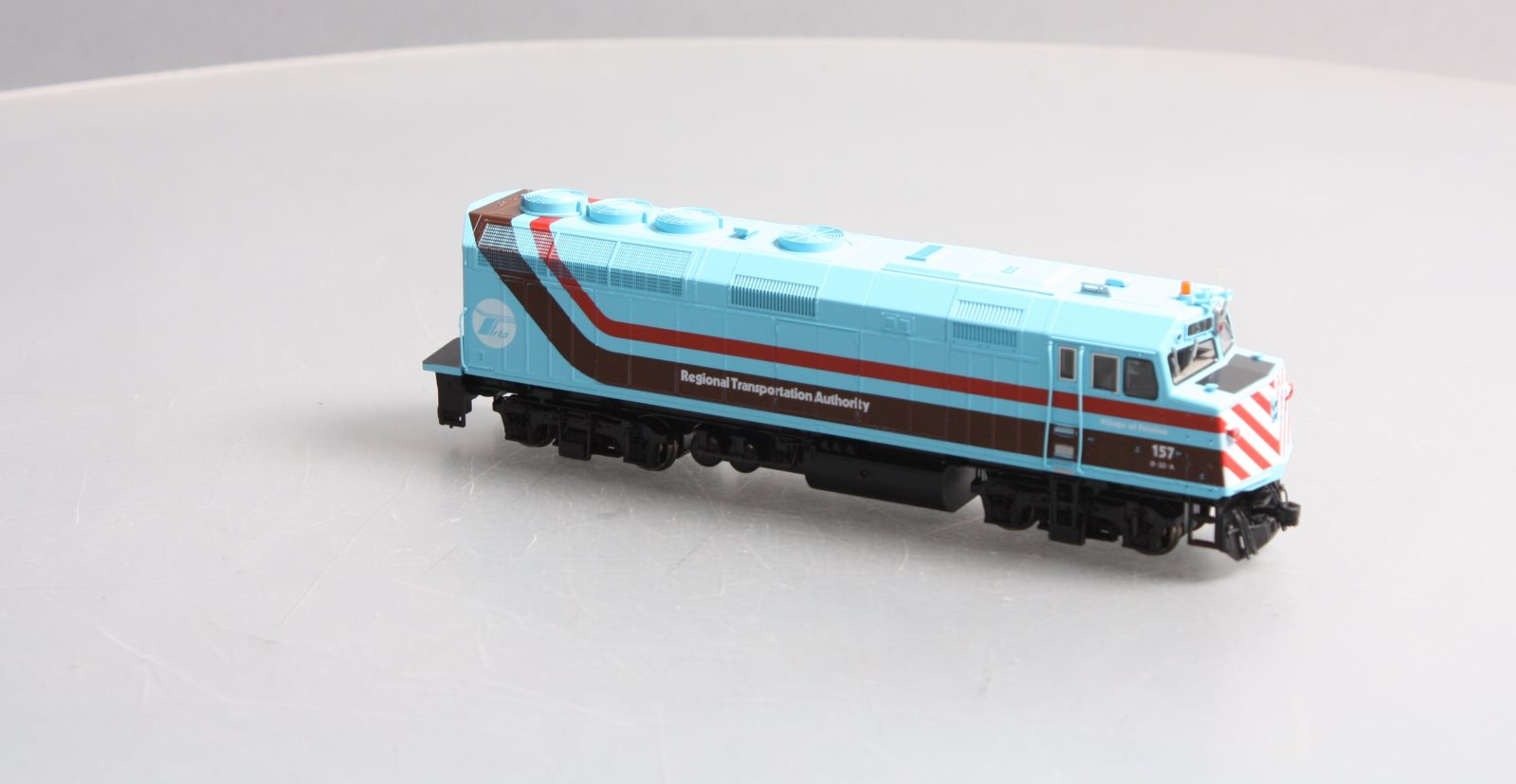 Kato 37-6562 HO Chicago RTA EMD F40PH Diesel Locomotive #157 – Trainz