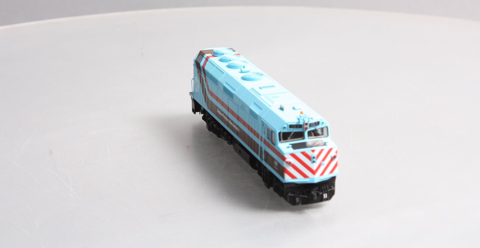 Kato 37-6562 HO Chicago RTA EMD F40PH Diesel Locomotive #157 – Trainz
