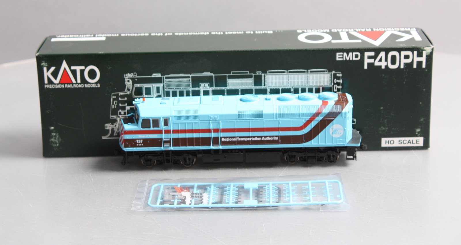 Kato 37-6562 HO Chicago RTA EMD F40PH Diesel Locomotive #157 – Trainz
