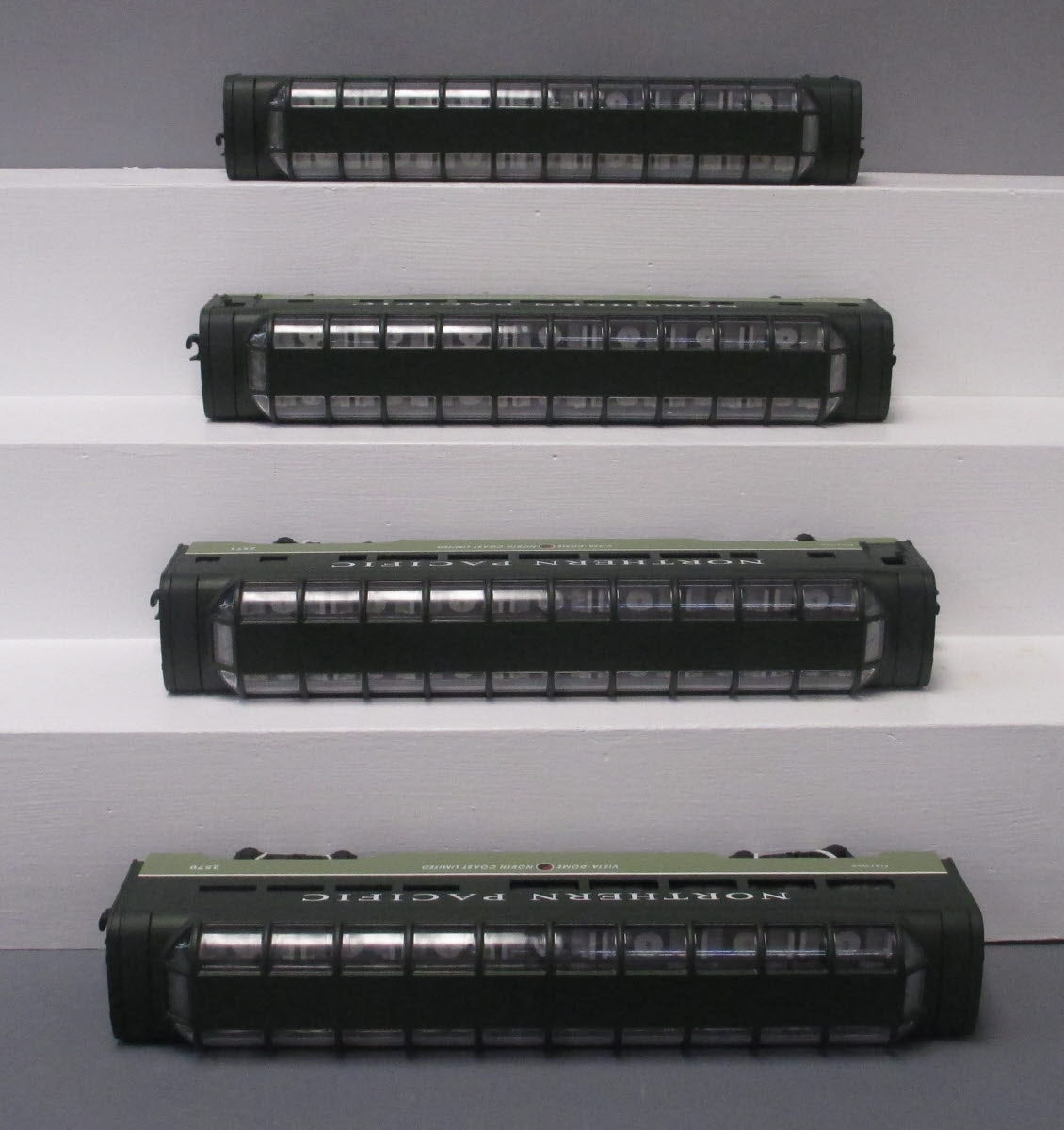 Lionel 6-19166 O Northern Pacific Aluminum Full Vista Dome 4-Car Passenger Set LN/Box