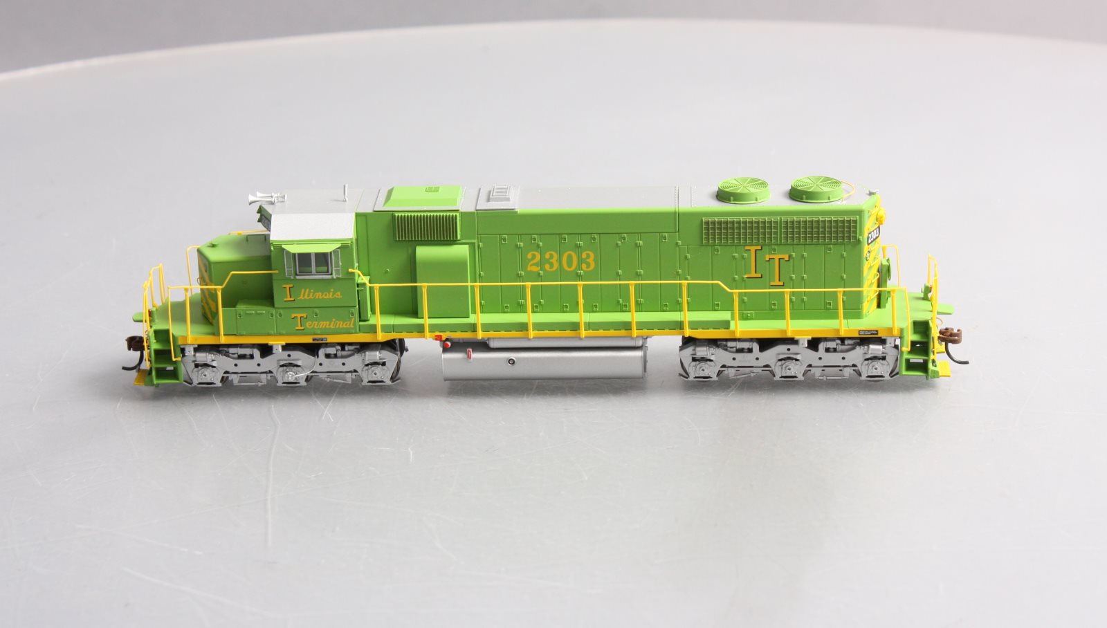 Athearn 98879 HO Illinois Terminal SD39 Diesel Locomotive #2303 w/Sound