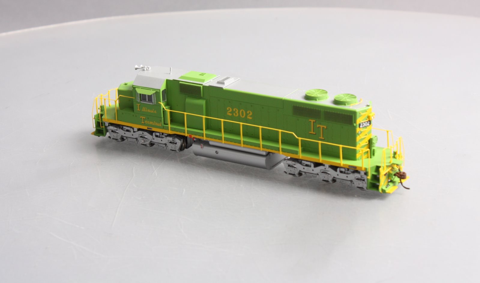Athearn 98878 HO Scale Illinois Terminal SD39 Diesel Locomotive #2302
