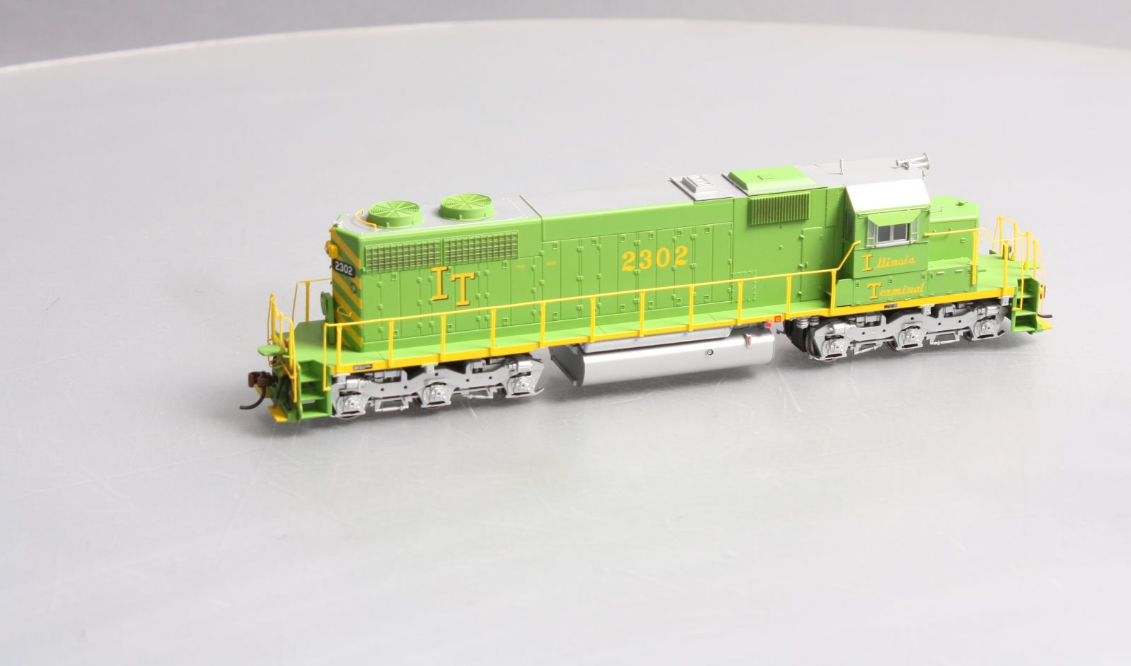 Athearn 98878 HO Scale Illinois Terminal SD39 Diesel Locomotive #2302