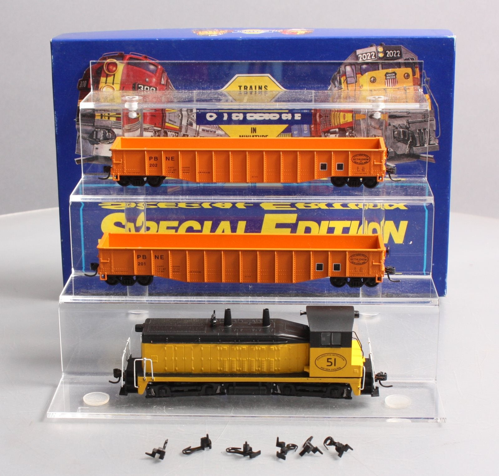 Athearn 2208 HO PBNE Special Edition SW-7 w/ 2 Gondolas