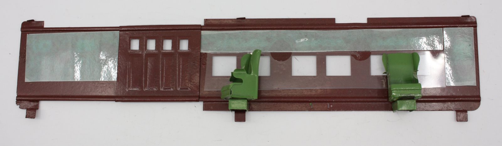 Lionel 418-205 Maroon Interior Wall with Green Seats-Missing a Seat