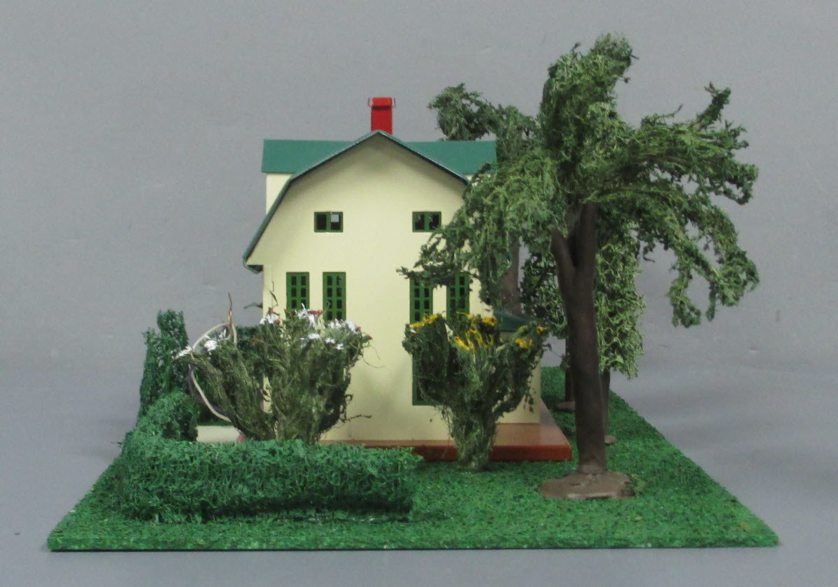Lionel 11-90074 O #912 Suburban Home Scenic Plot w/ #189 Villa Ivory & Peacock NIB