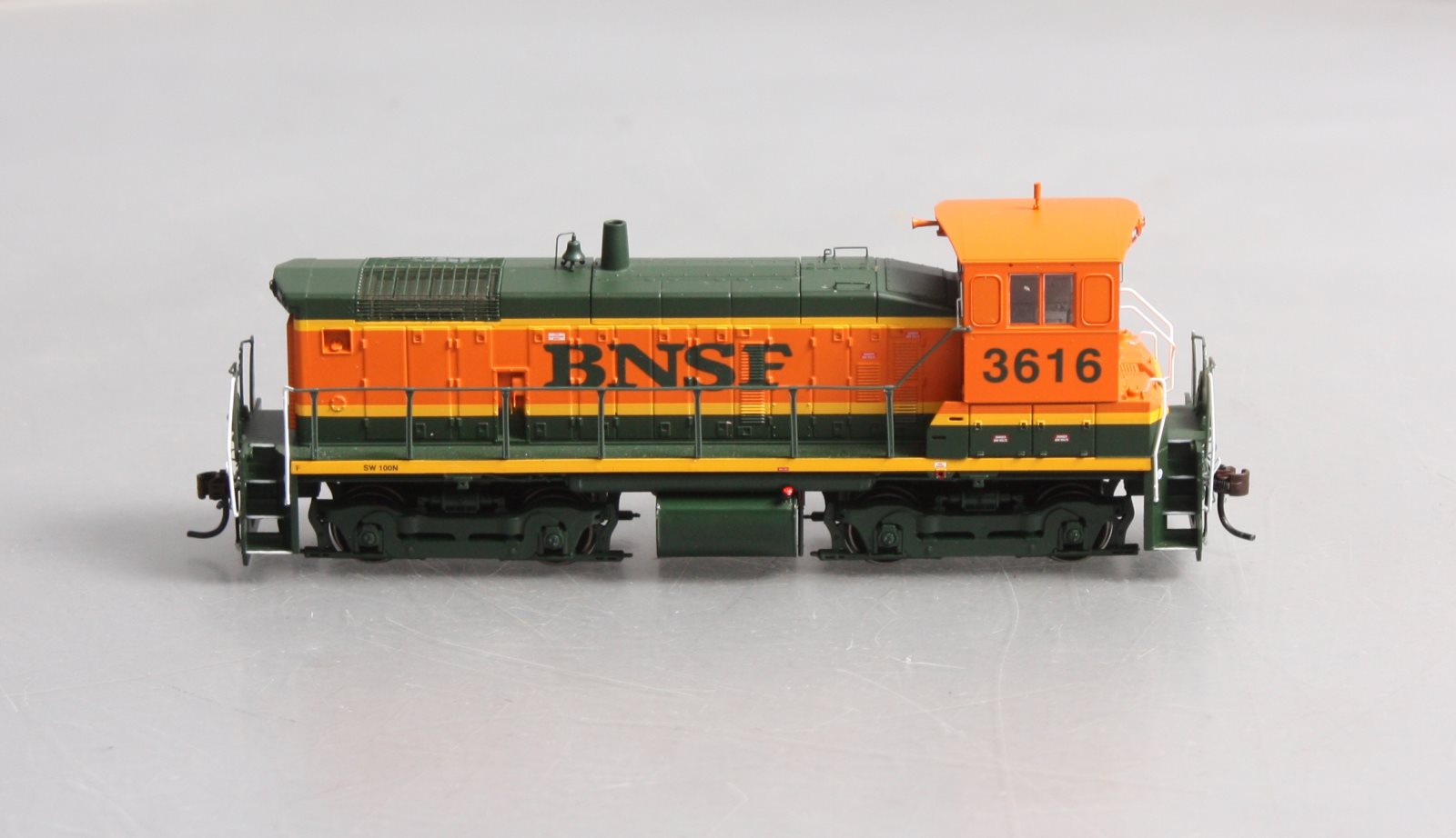 Athearn 95806 HO BNSF/Heritage I SW1000 Diesel Locomotive #3616