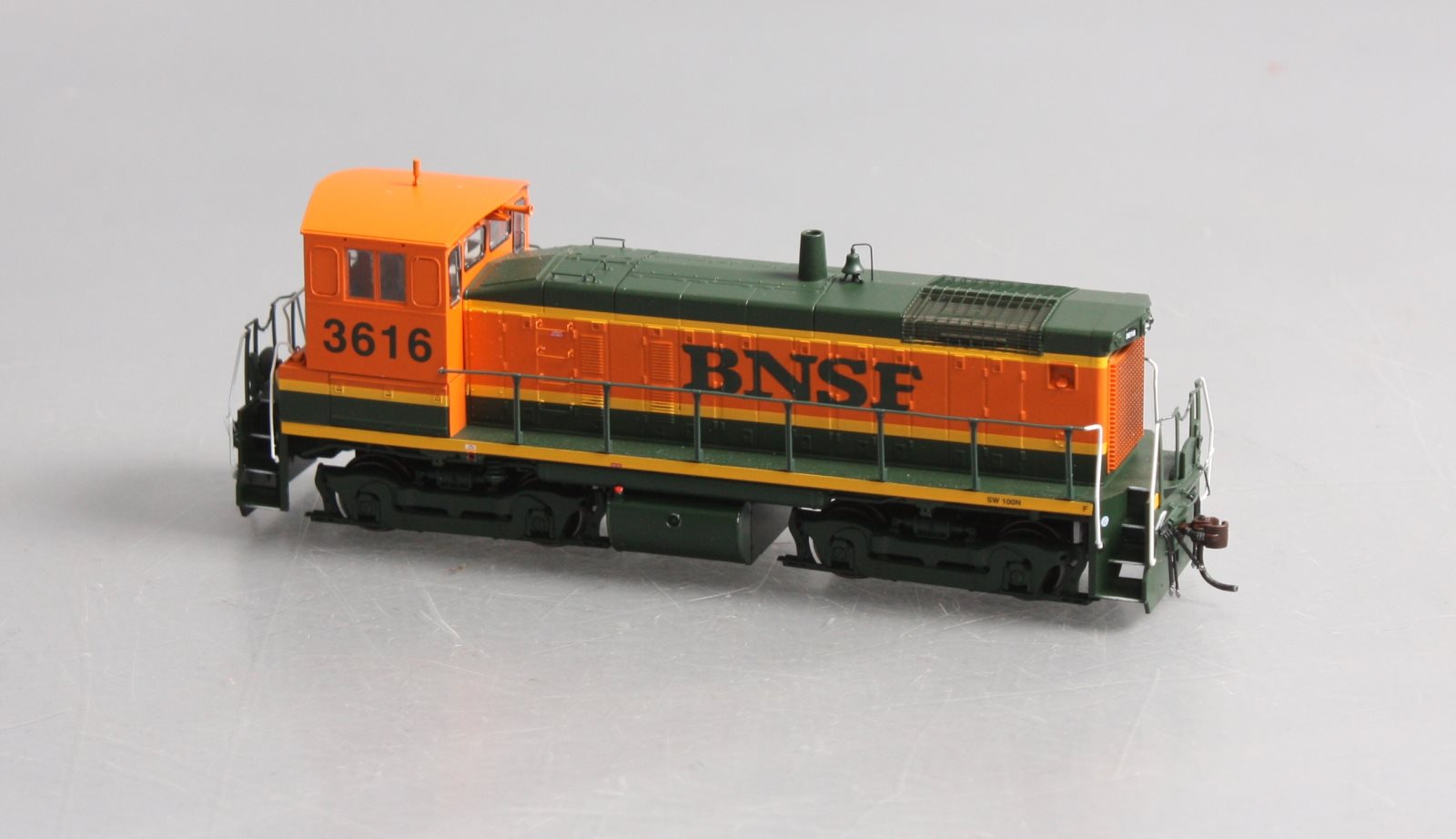 Athearn 95806 HO BNSF/Heritage I SW1000 Diesel Locomotive #3616