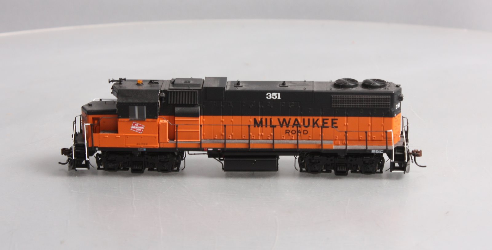 Athearn G40520 HO Milwaukee GP38-2 Diesel Locomotive #351 LN/Box