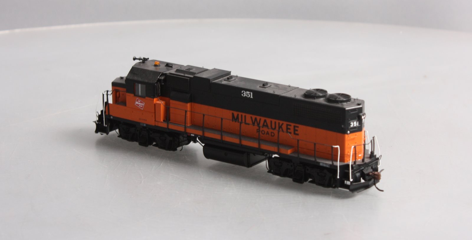 Athearn G40520 HO Milwaukee GP38-2 Diesel Locomotive #351 LN/Box