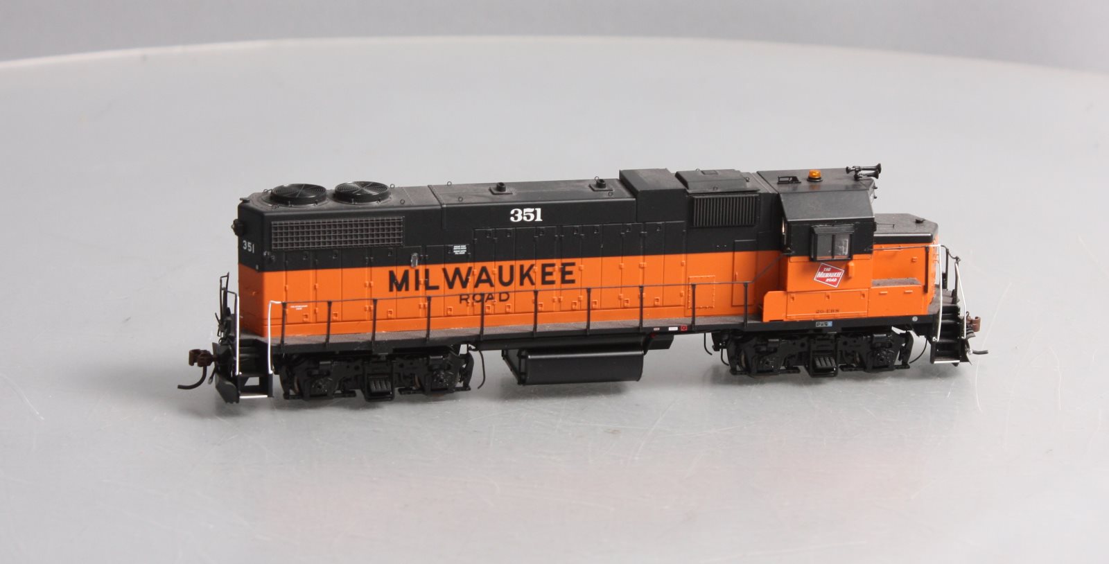 Athearn G40520 HO Milwaukee GP38-2 Diesel Locomotive #351 LN/Box