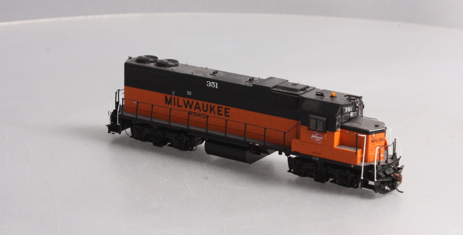 Athearn G40520 HO Milwaukee GP38-2 Diesel Locomotive #351 LN/Box