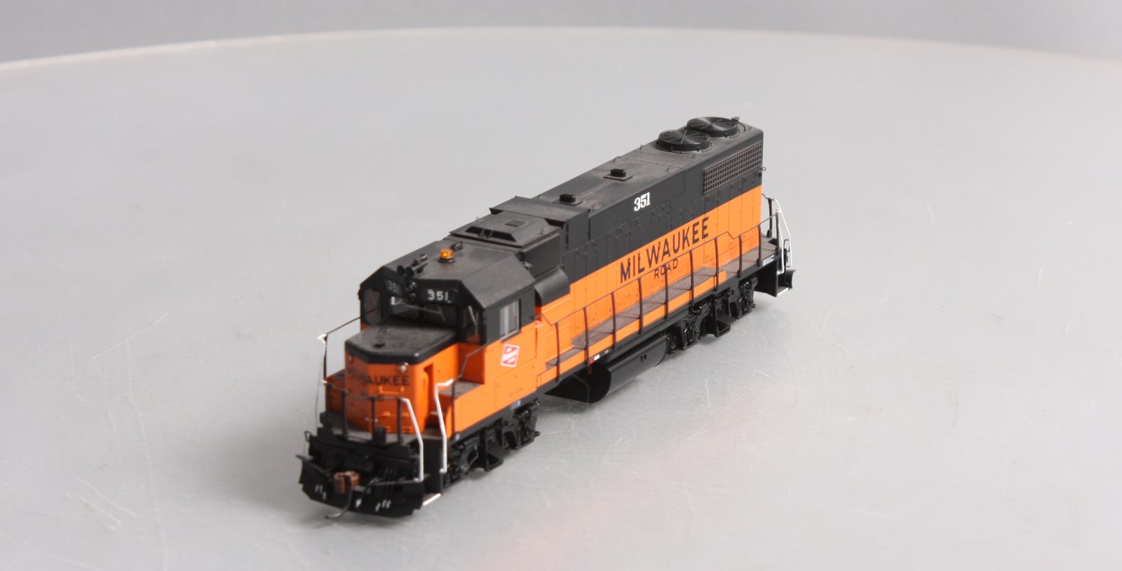 Athearn G40520 HO Milwaukee GP38-2 Diesel Locomotive #351 LN/Box