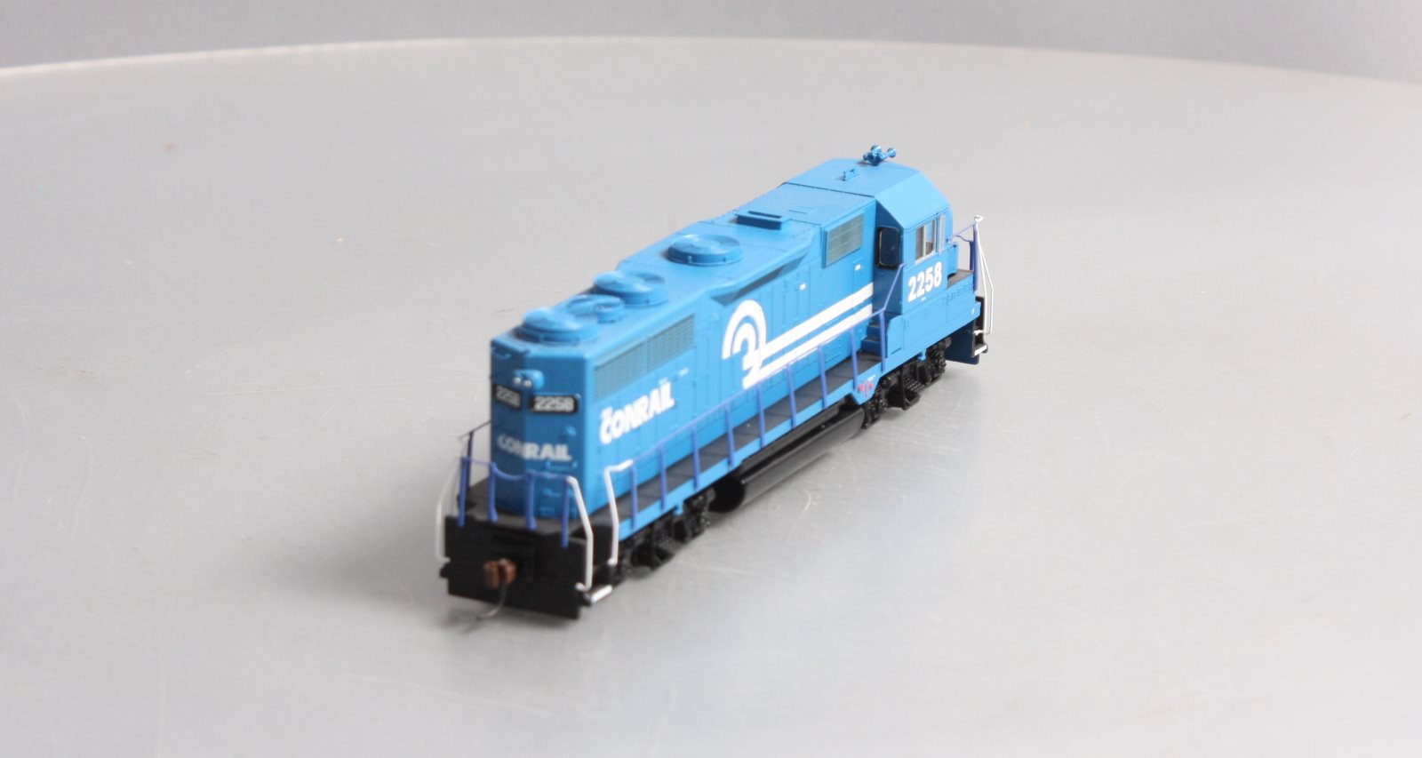 Athearn 96027 HO Conrail Ready to Run GP35 Diesel Locomotive #2258