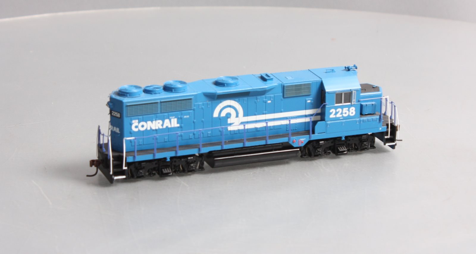 Athearn 96027 HO Conrail Ready to Run GP35 Diesel Locomotive #2258