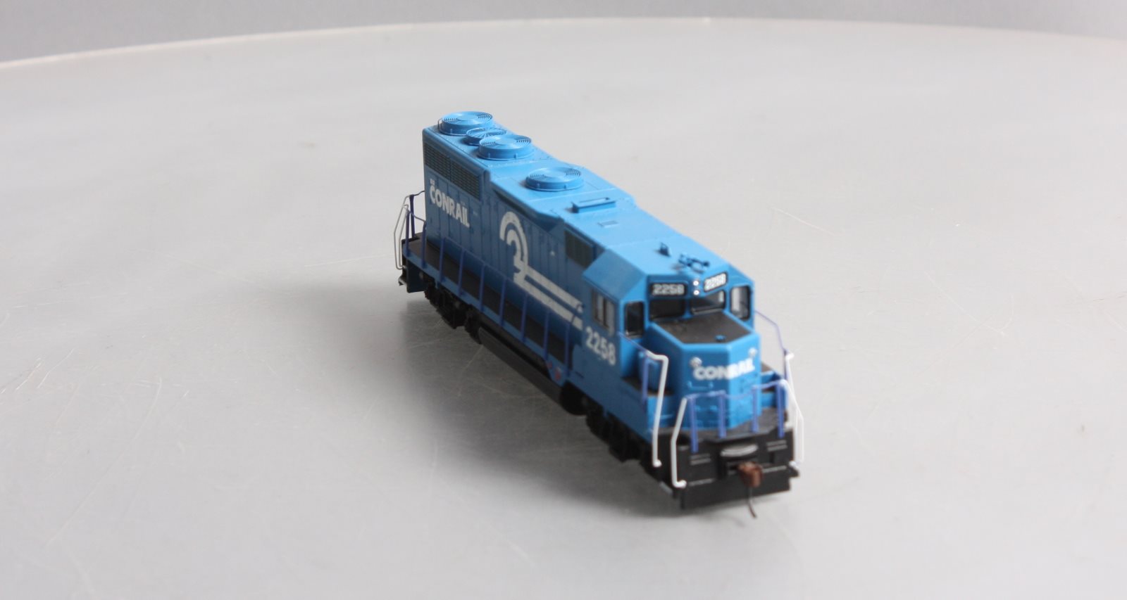 Athearn 96027 HO Conrail Ready to Run GP35 Diesel Locomotive #2258