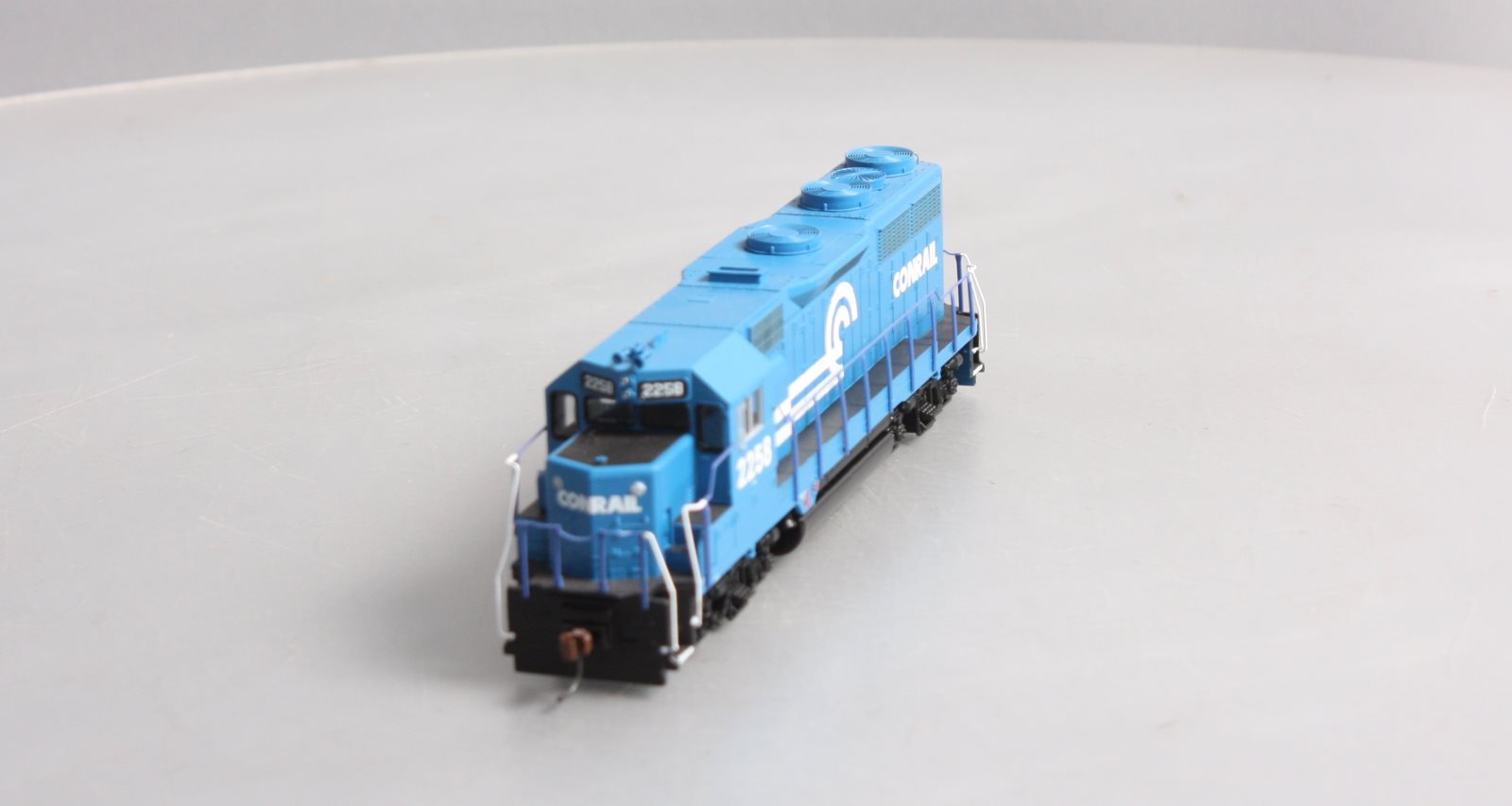 Athearn 96027 HO Conrail Ready to Run GP35 Diesel Locomotive #2258