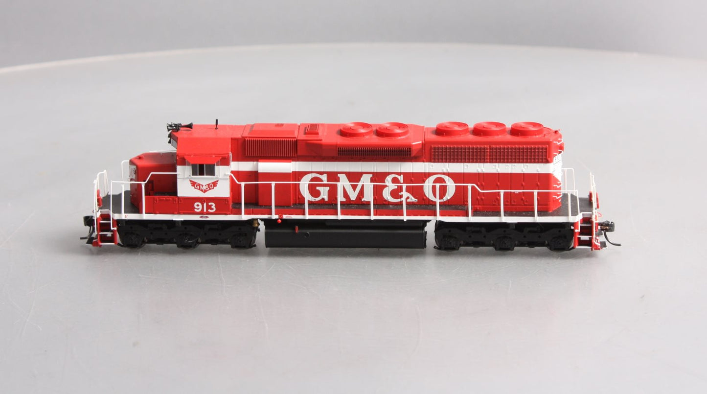 Athearn 86725 HO Gulf, Mobile & Ohio/Red & White SD40 Diesel Locomotive #913