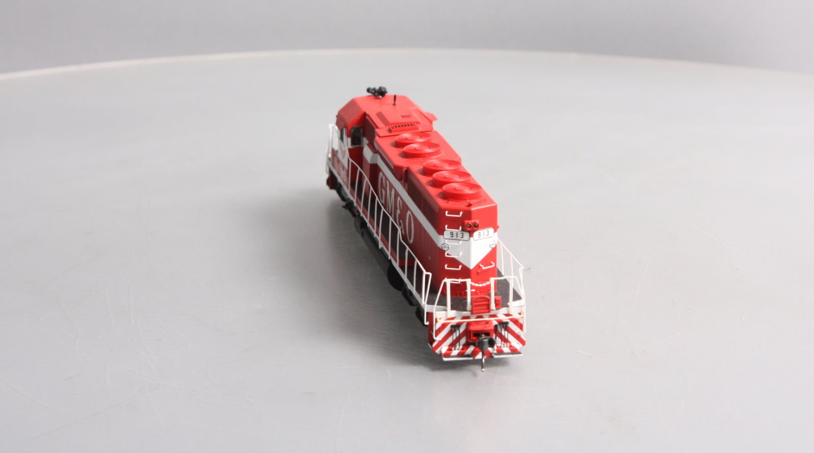 Athearn 86725 HO Gulf, Mobile & Ohio/Red & White SD40 Diesel Locomotive #913