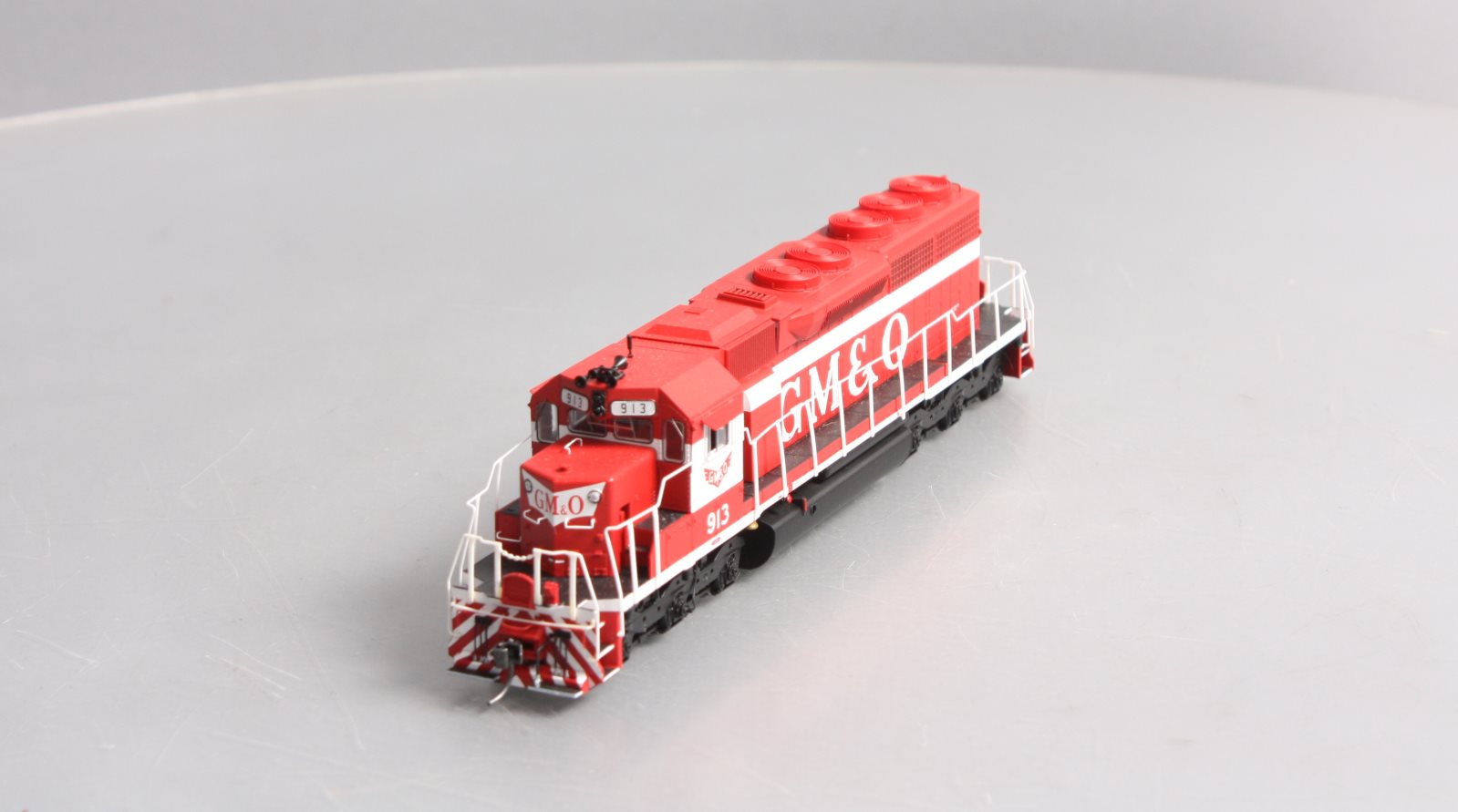 Athearn 86725 HO Gulf, Mobile & Ohio/Red & White SD40 Diesel Locomotive #913
