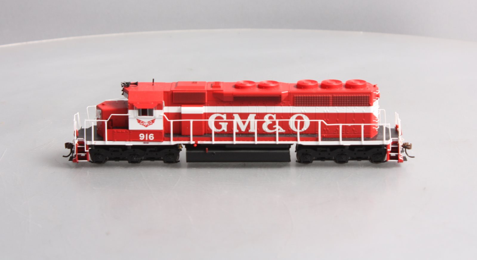 Athearn 86727 HO Gulf, Mobile & Ohio/Red & White SD40 Diesel Locomotive #916