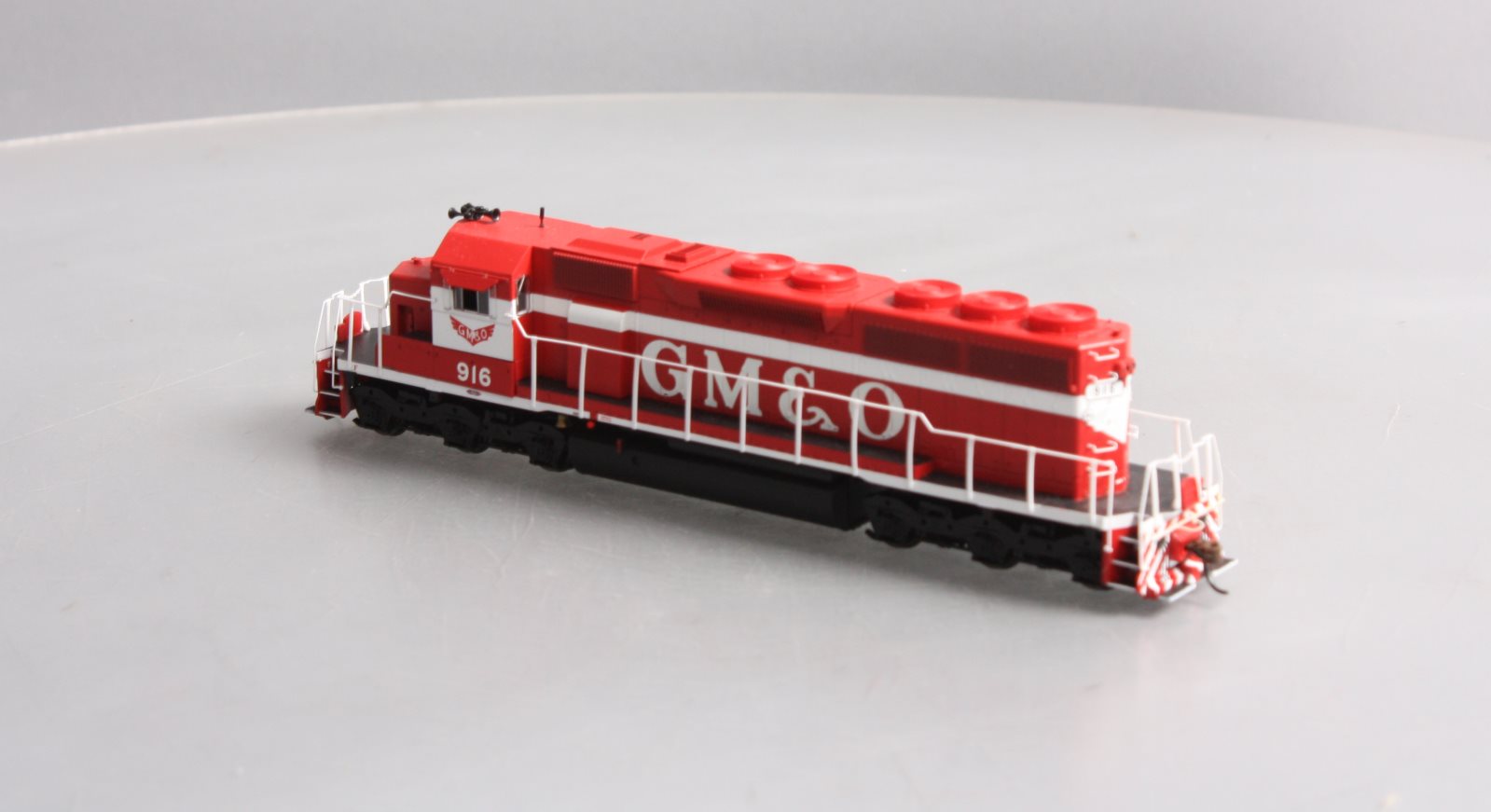 Athearn 86727 HO Gulf, Mobile & Ohio/Red & White SD40 Diesel Locomotive #916