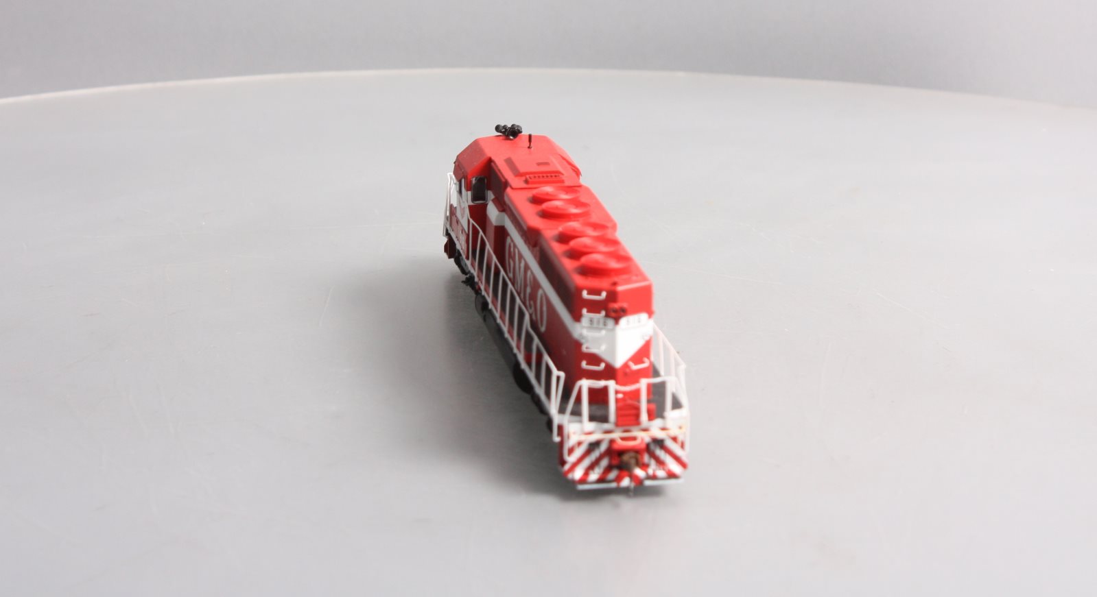 Athearn 86727 HO Gulf, Mobile & Ohio/Red & White SD40 Diesel Locomotive #916