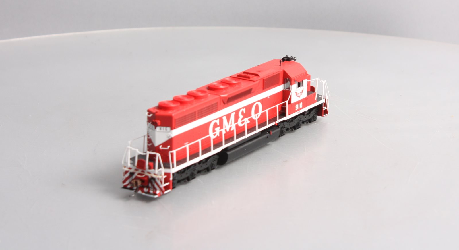 Athearn 86727 HO Gulf, Mobile & Ohio/Red & White SD40 Diesel Locomotive #916