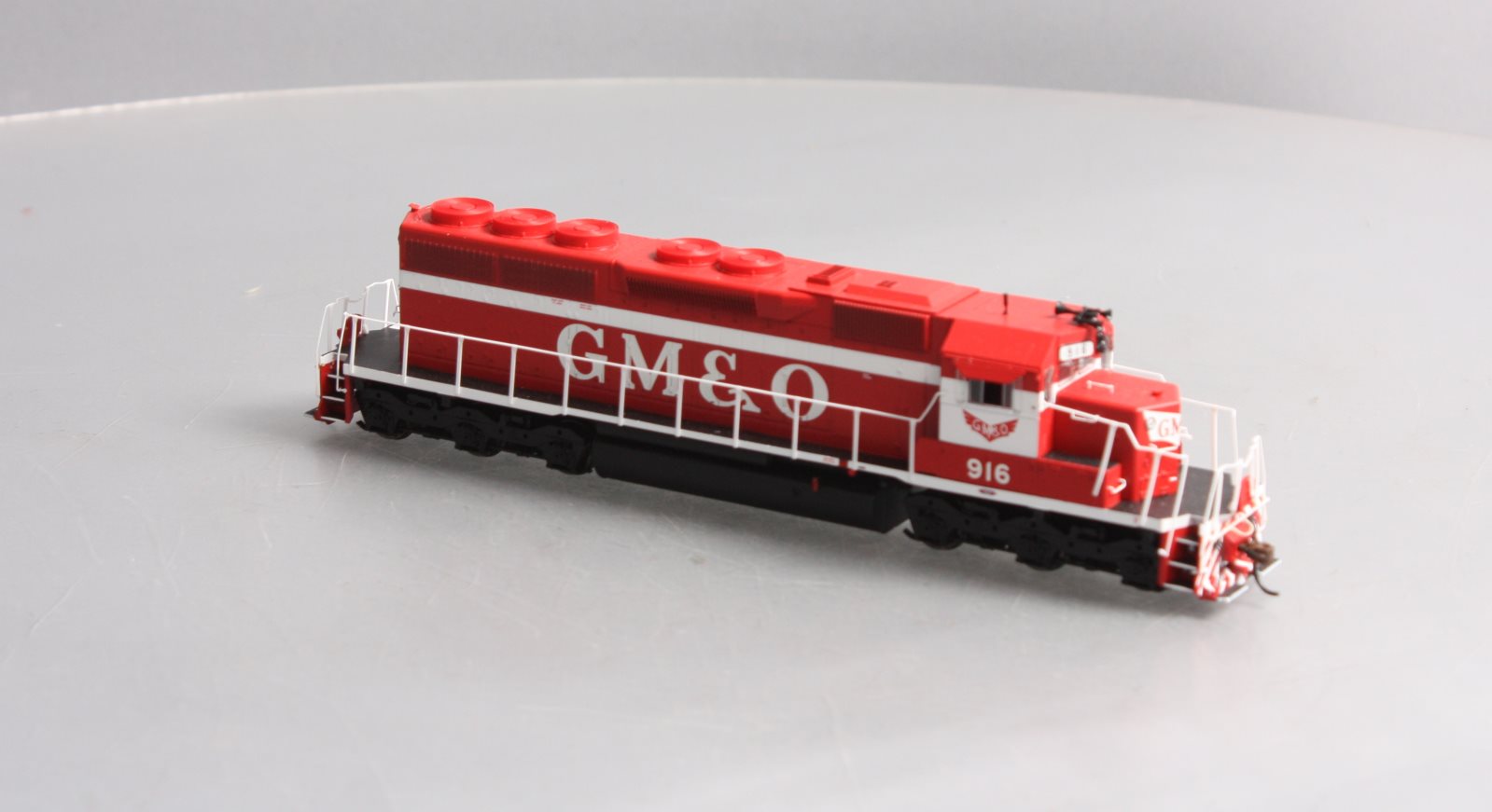 Athearn 86727 HO Gulf, Mobile & Ohio/Red & White SD40 Diesel Locomotive #916