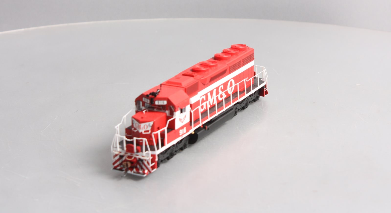Athearn 86727 HO Gulf, Mobile & Ohio/Red & White SD40 Diesel Locomotive #916
