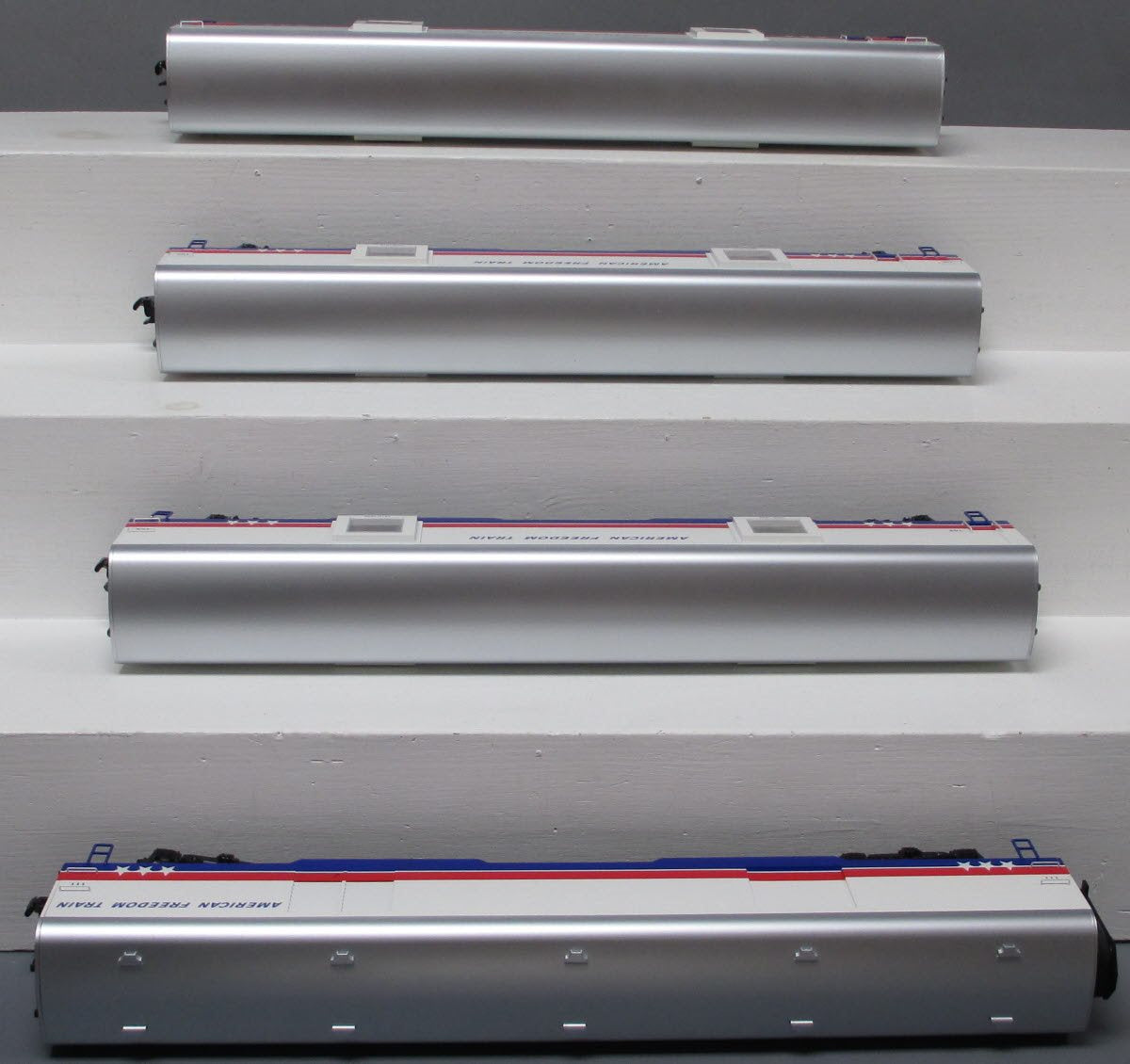 Lionel 6-83111 O American Freedom Train 21'' Passenger #101-103, 111 (Set of 4)