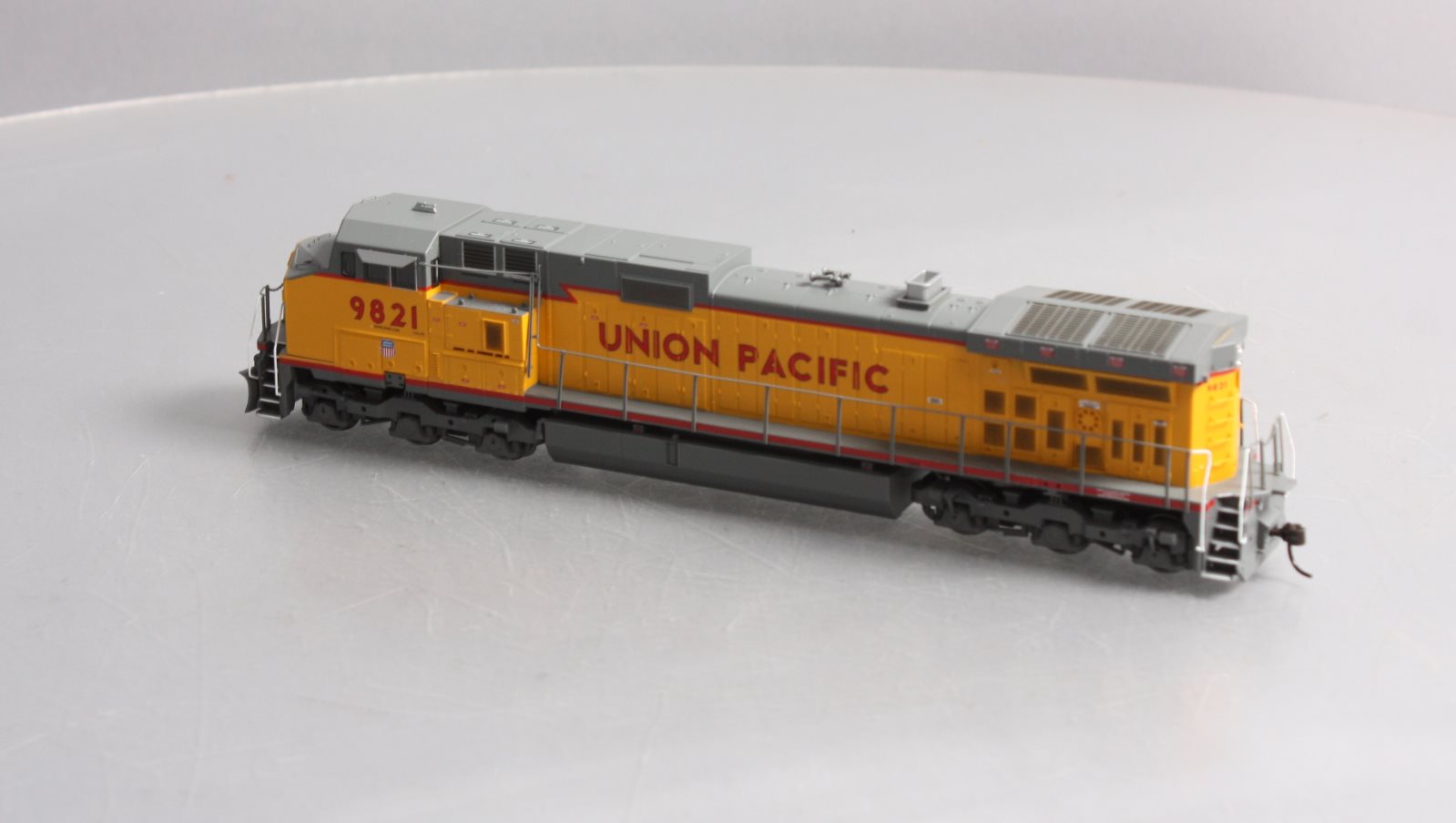 Athearn 80895 HO Scale Union Pacific Dash 9-44cw Diesel Locomotive #9821 LN/Box