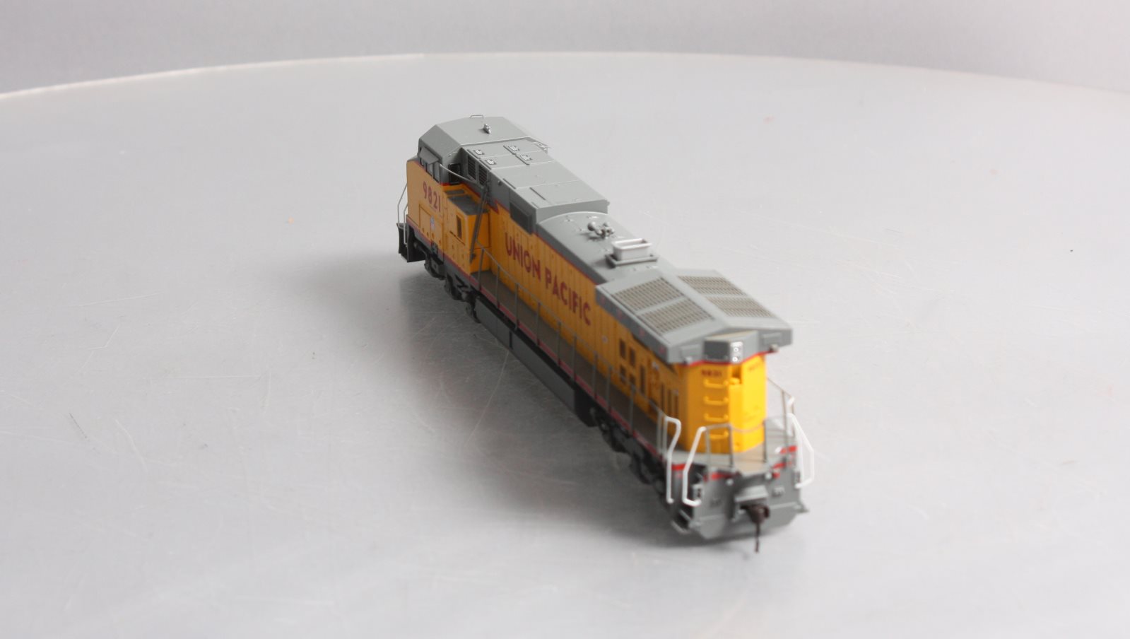 Athearn 80895 HO Scale Union Pacific Dash 9-44cw Diesel Locomotive #9821 LN/Box