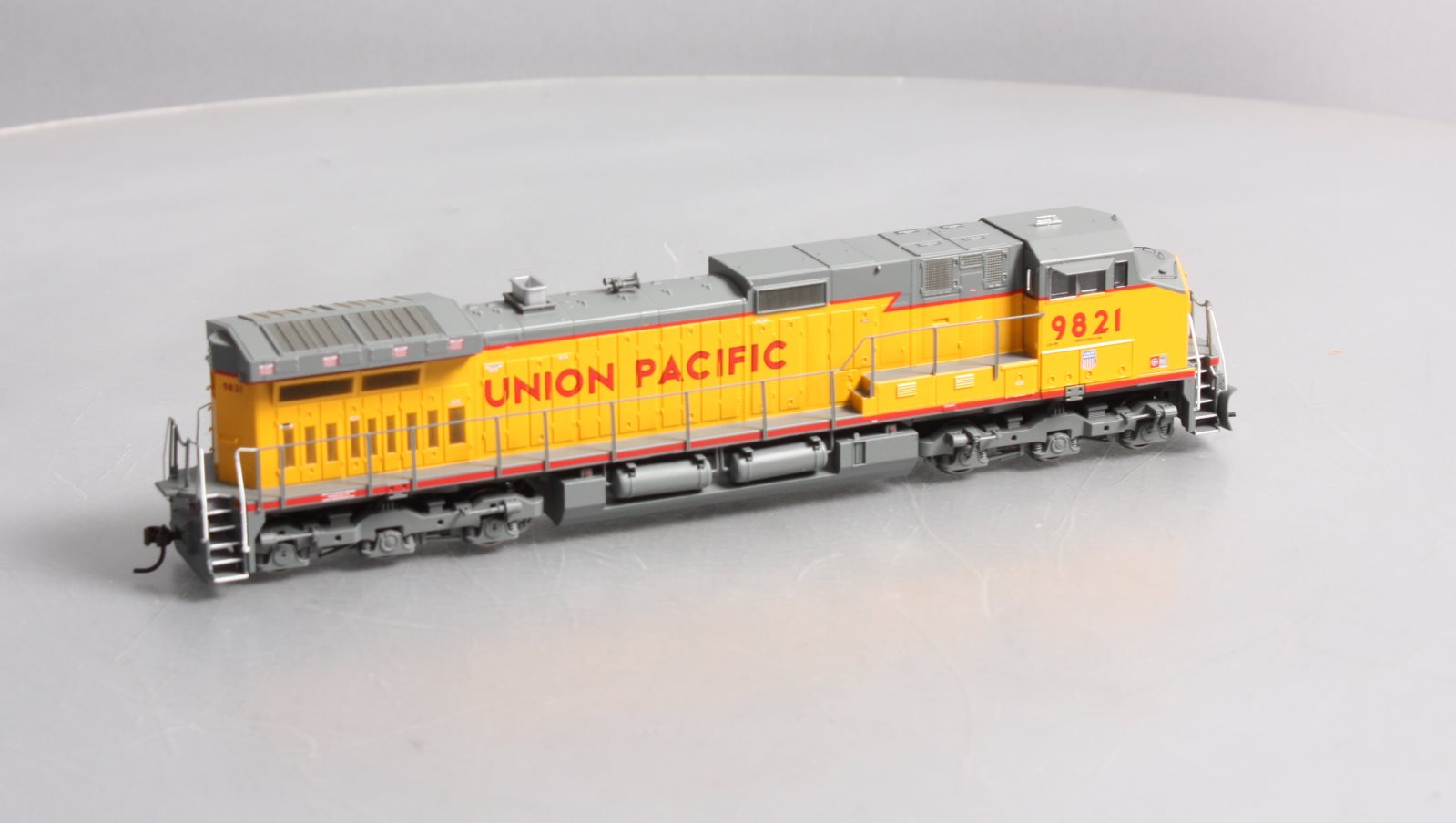 Athearn 80895 HO Scale Union Pacific Dash 9-44cw Diesel Locomotive #9821 LN/Box