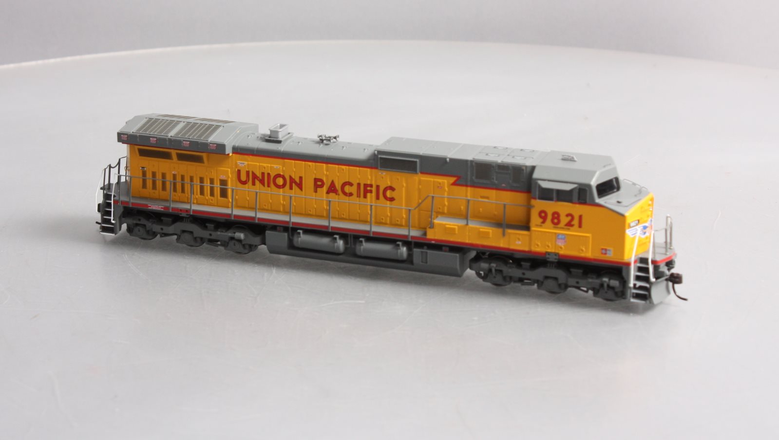 Athearn 80895 HO Scale Union Pacific Dash 9-44cw Diesel Locomotive #9821 LN/Box