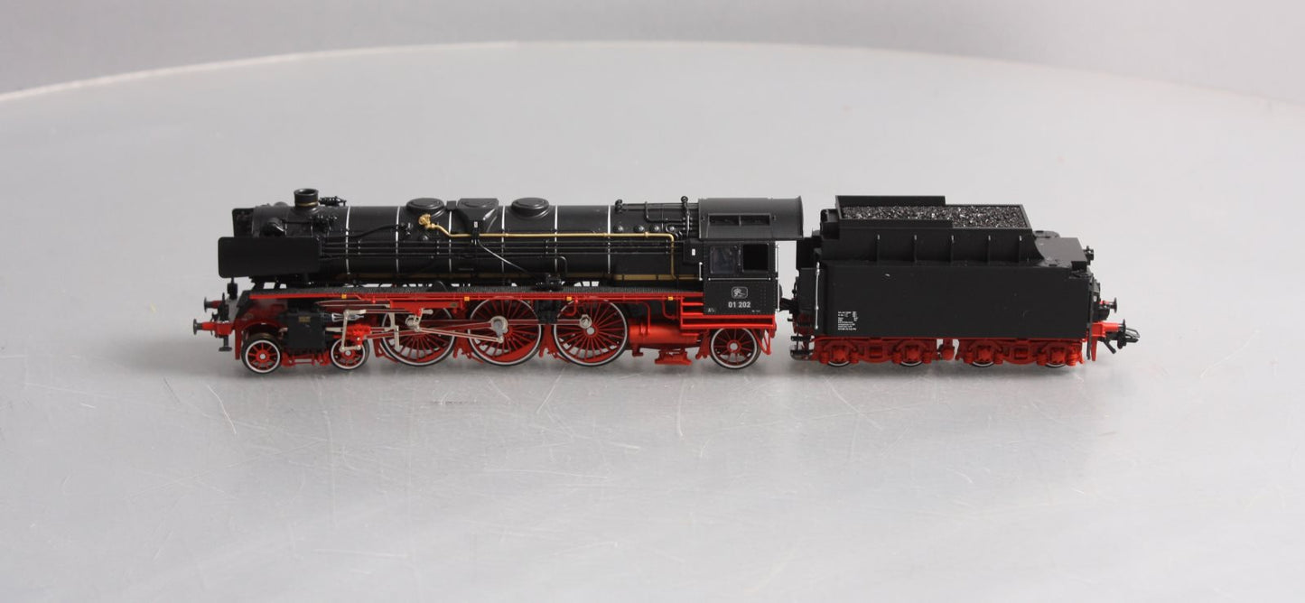Marklin 39005 HO Express Steam Locomotive with a Tender #01 202