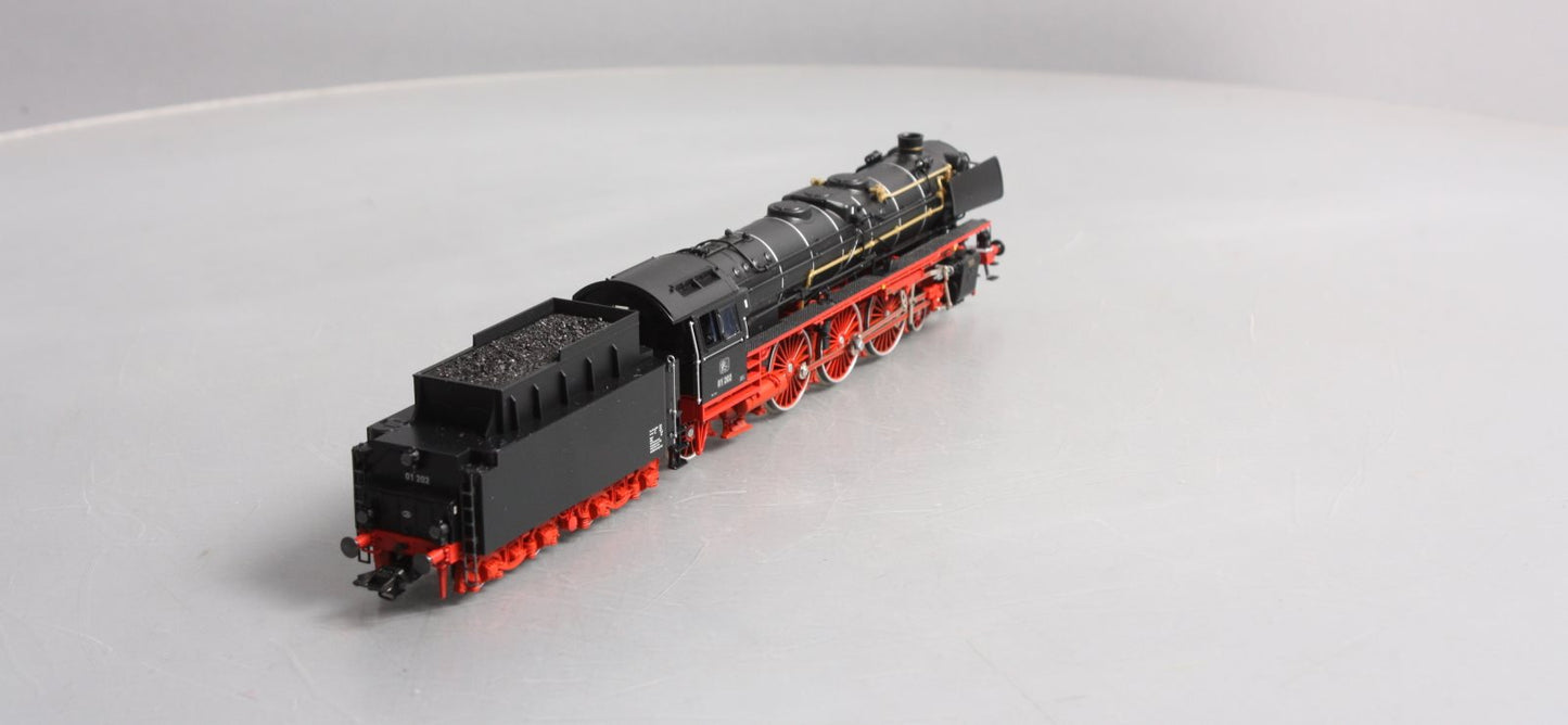 Marklin 39005 HO Express Steam Locomotive with a Tender #01 202