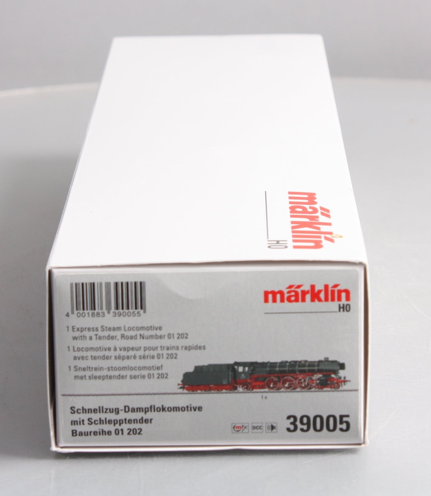 Marklin 39005 HO Express Steam Locomotive with a Tender #01 202