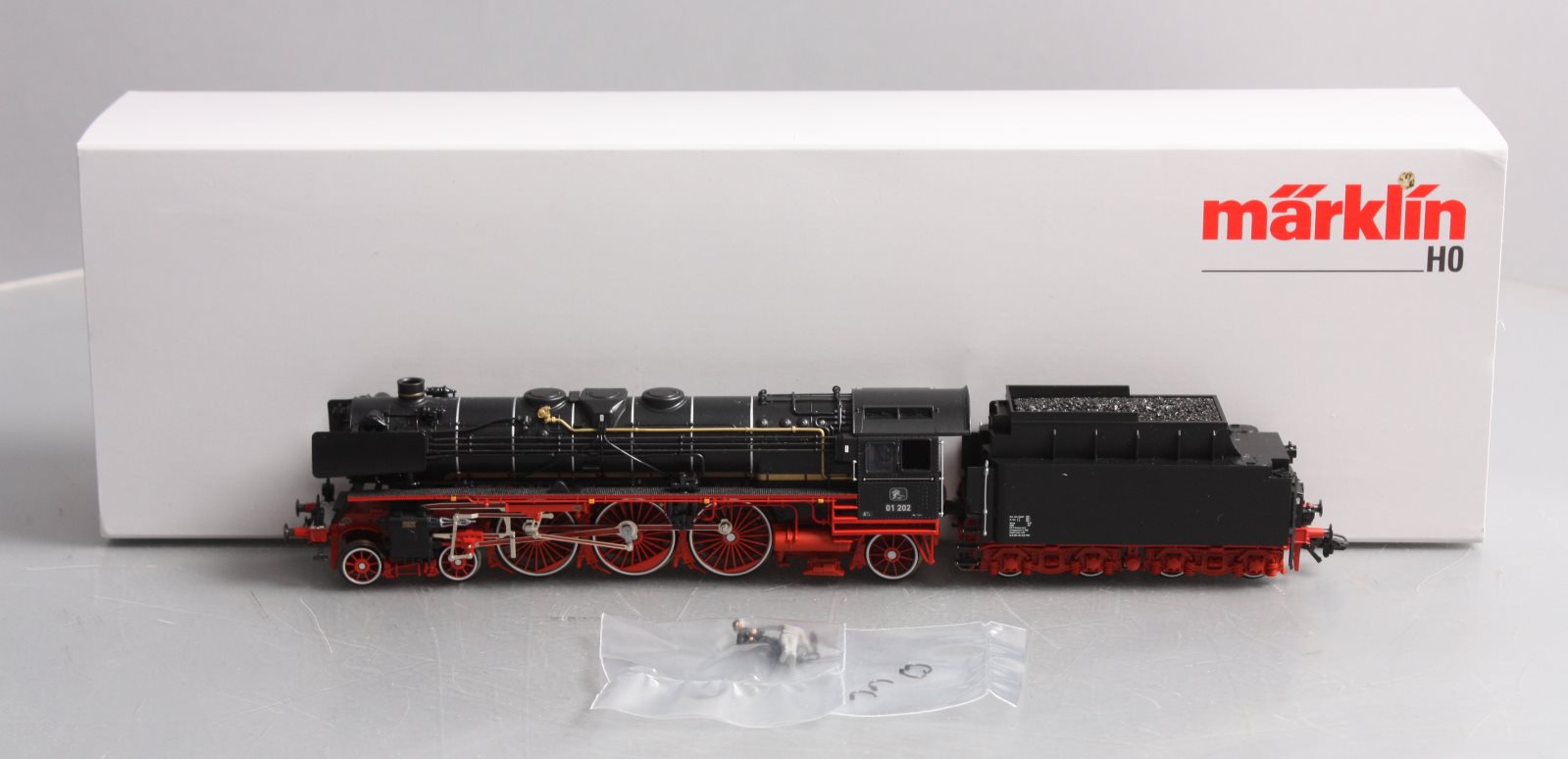 Marklin 39005 HO Express Steam Locomotive with a Tender #01 202