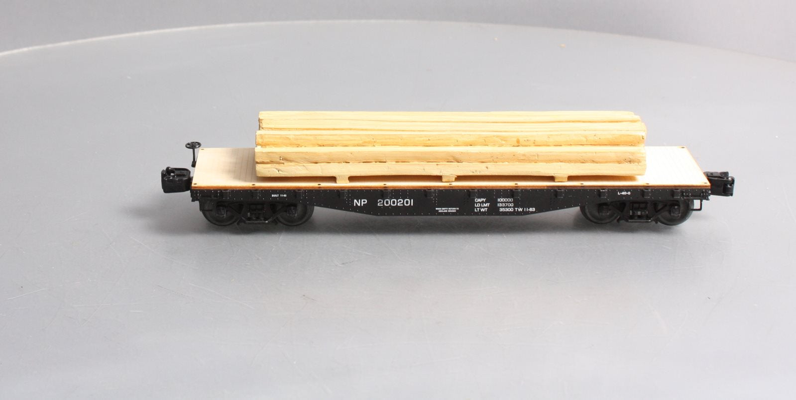 Lionel 6-82851 Northern Pacific 40' Flatcar with Lumber Load