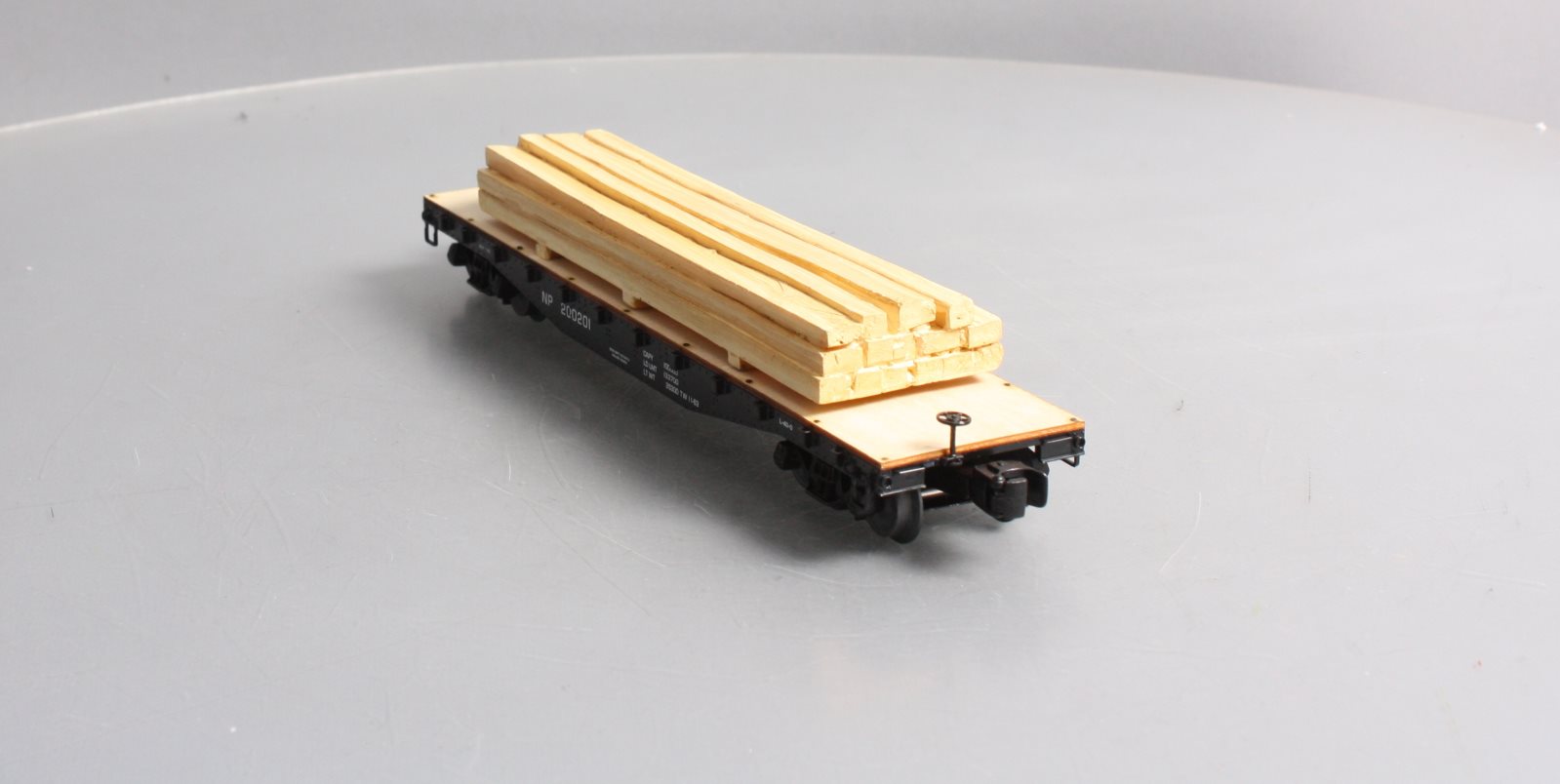 Lionel 6-82851 Northern Pacific 40' Flatcar with Lumber Load