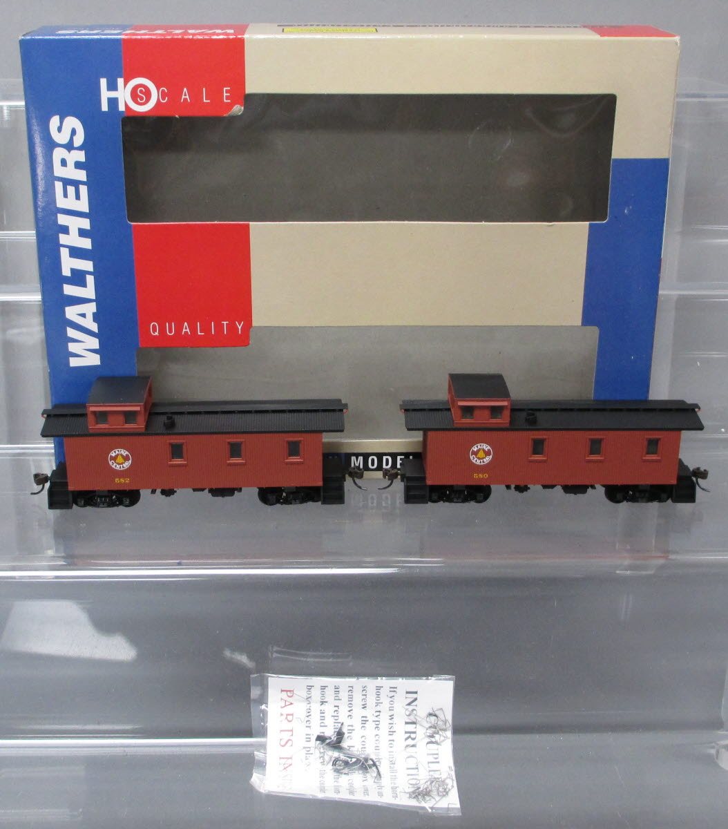 Walthers 932-27504 HO Maine Central 30' Wood Caboose #580/582 (Pack of 2)