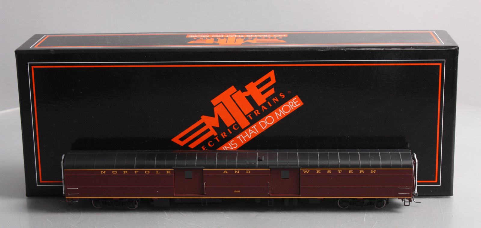 MTH 80-60074 HO Norfolk & Western Streamlined Smooth Baggage Car #1285
