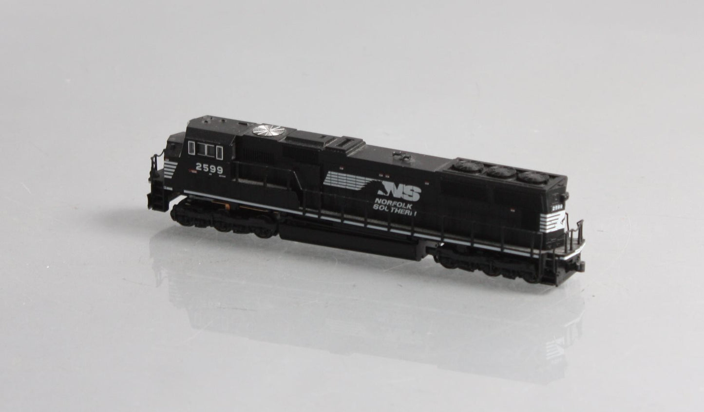 Kato 176-7502 NS SD70M Black w/White Face Diesel Locomotive #2599