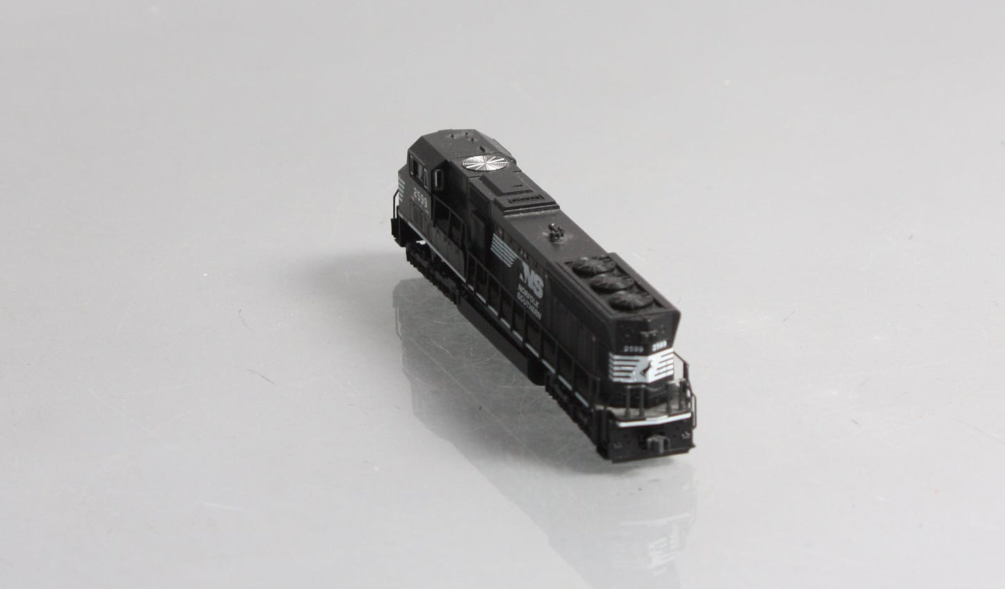 Kato 176-7502 NS SD70M Black w/White Face Diesel Locomotive #2599