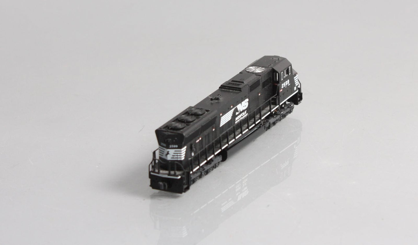 Kato 176-7502 NS SD70M Black w/White Face Diesel Locomotive #2599