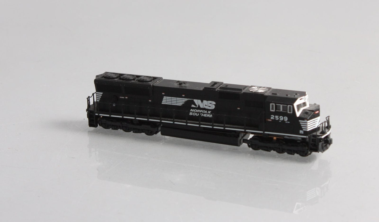 Kato 176-7502 NS SD70M Black w/White Face Diesel Locomotive #2599