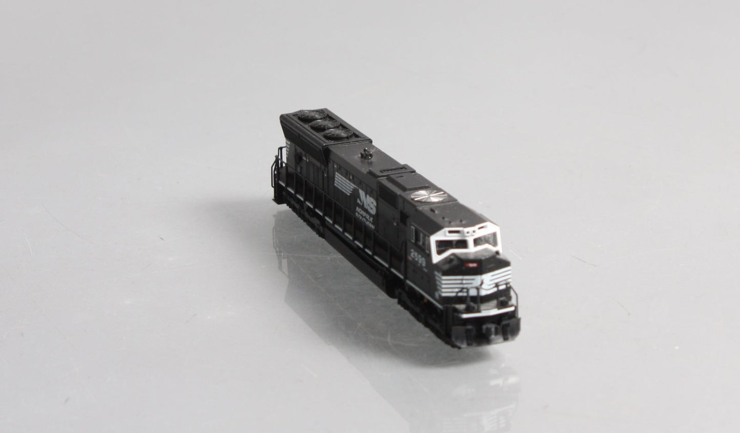 Kato 176-7502 NS SD70M Black w/White Face Diesel Locomotive #2599