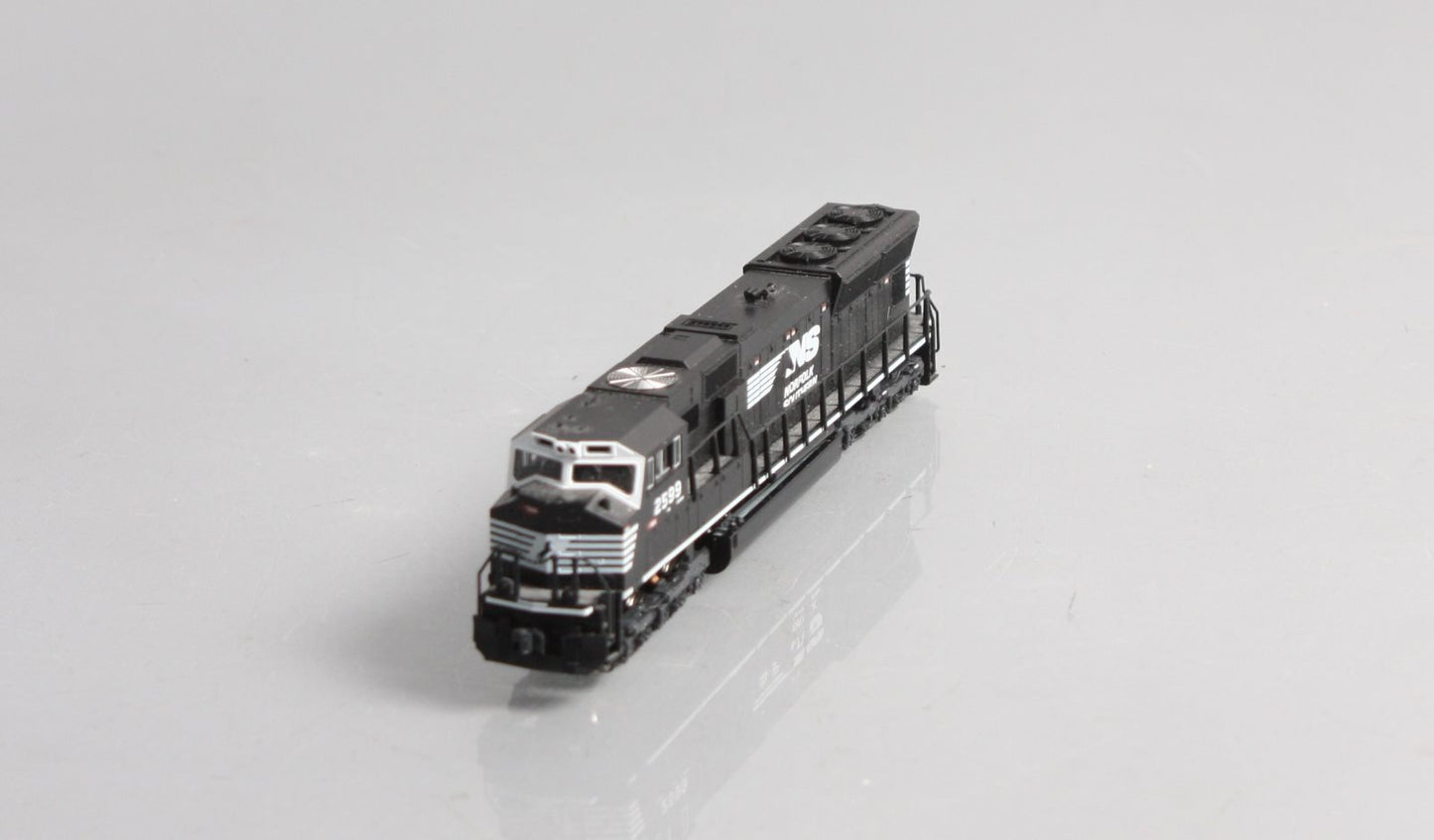 Kato 176-7502 NS SD70M Black w/White Face Diesel Locomotive #2599